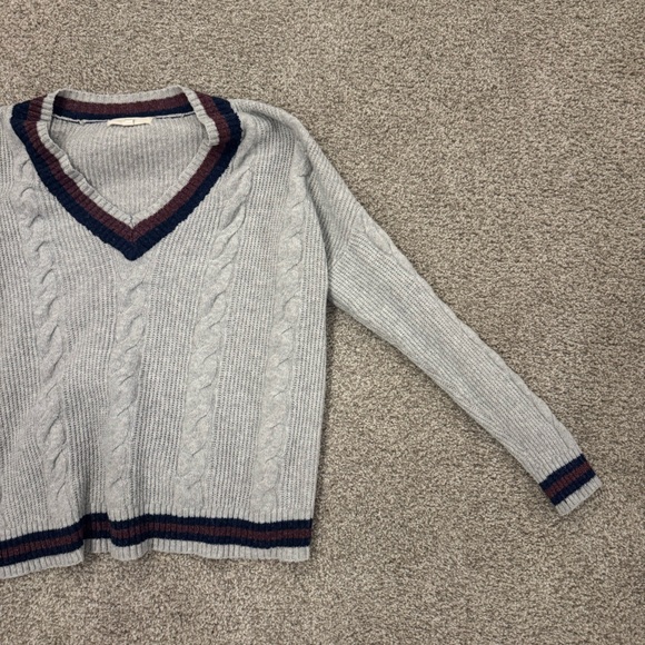 SOLD Gray Sweater Size: Large - Picture 3 of 5